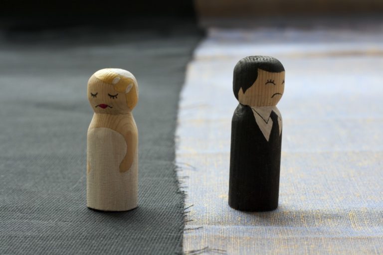 husban and wife figure experiencing separation