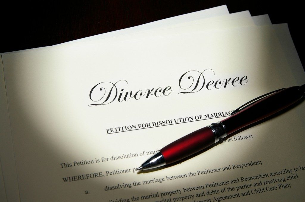 divorce contract and pen