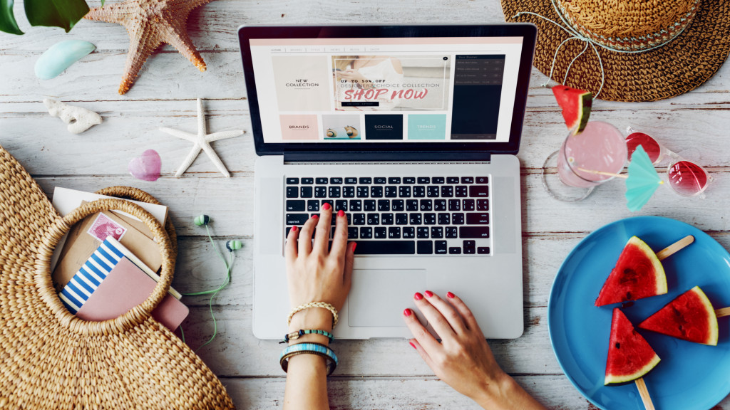 woman working on the laptop