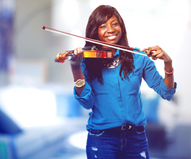 woman playing the violin