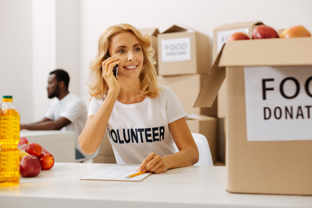 volunteer talking with someone on a phone