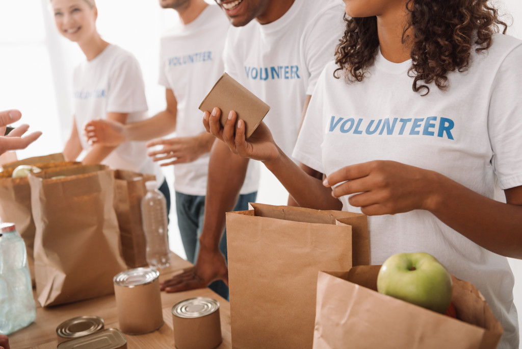 volunteers handing out food