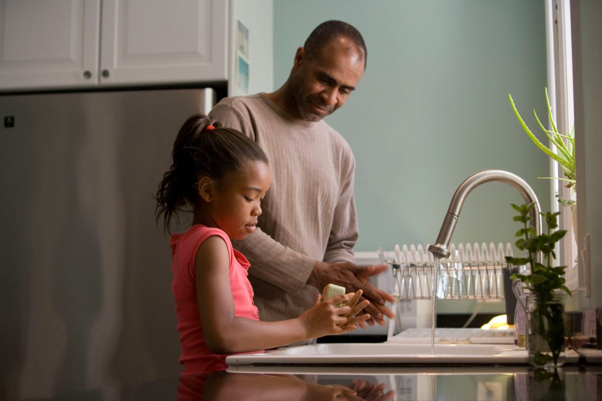 dad doing dishes with daughter