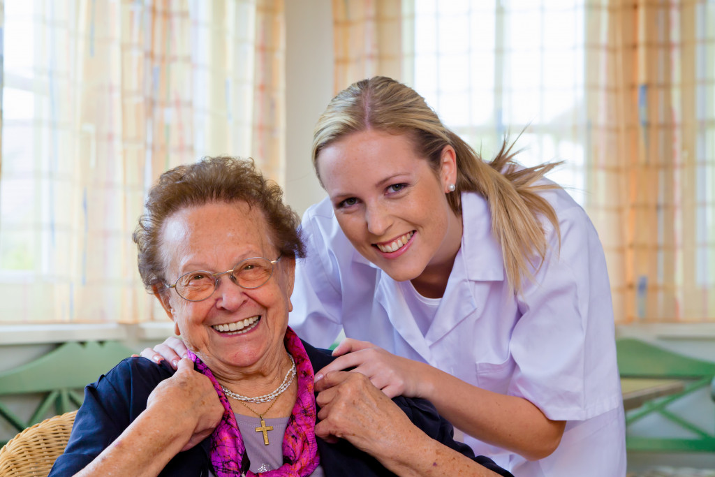 A home care nurse visits an elderly patient at home